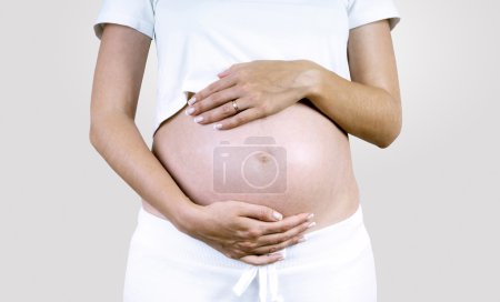 Bonheur femmes enceintes dans le blanc 