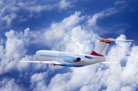 Avion volant sur le ciel avec des nuages 