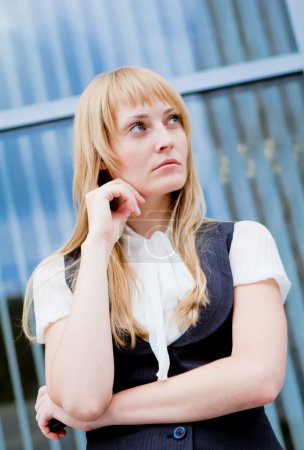 Portrait d'une femme d'affaires parlant au téléphone 