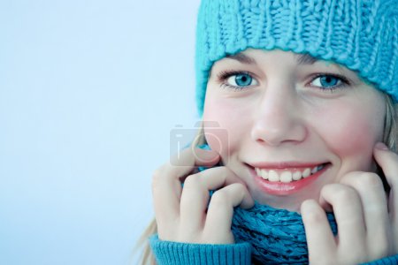 belle fille en vêtements d'hiver