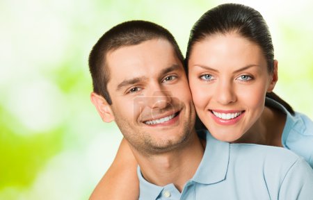 Portrait de jeune couple souriant heureux 