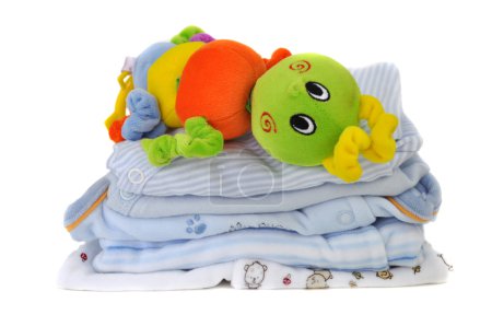 Jouet coloré sur les vêtements de bébé 