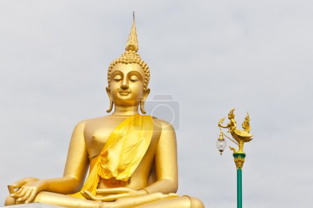 Grande statue de Bouddha d'or dans le temple Thaland 