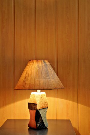 Une petite lampe sur la table de chevet 