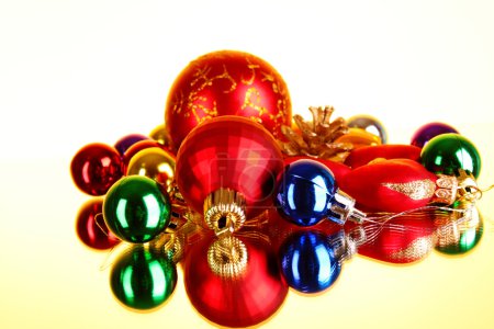 De nombreux jouets de Noël sur fond jaune 