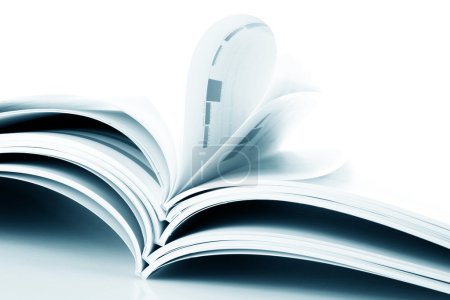 Pile de magazines ouverts isolés sur fond blanc 