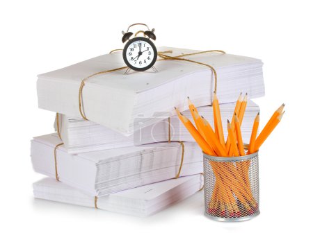 De nombreux papiers et crayons 
